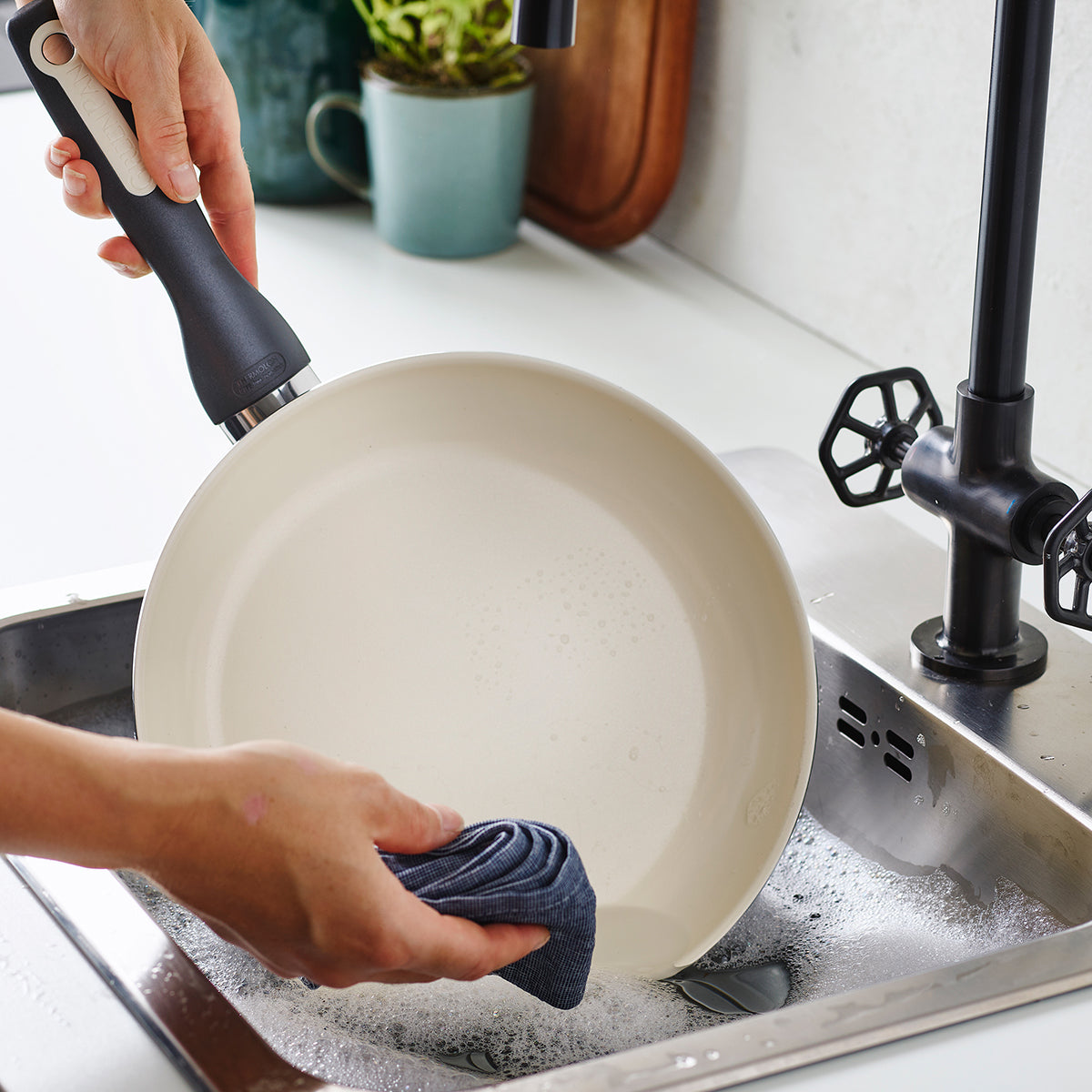 Rio Ceramic Nonstick 12" Frypan | Black - Image 9