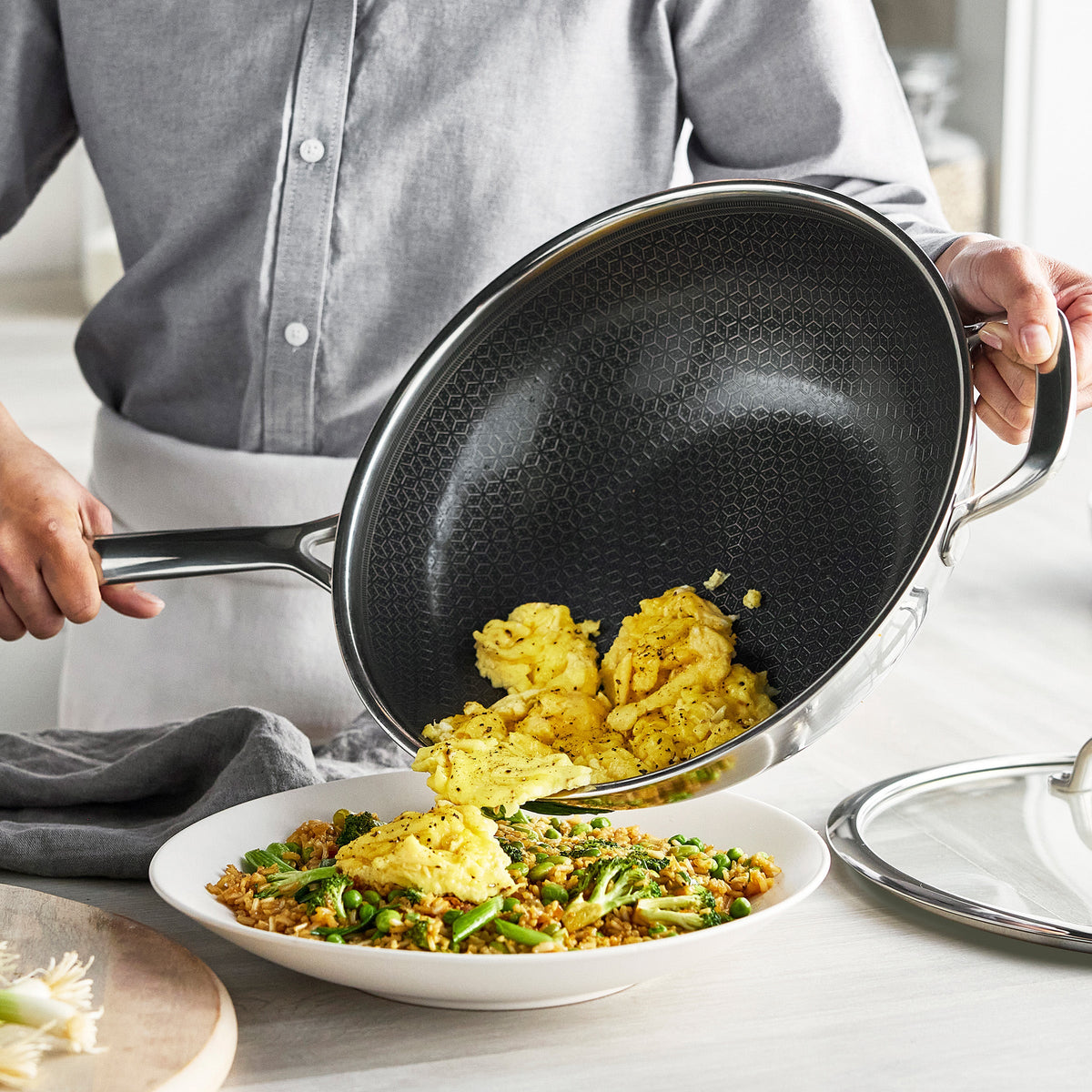 Spectra Thermobond Hybrid Ceramic Nonstick 12" Wok with Lid - Image 4