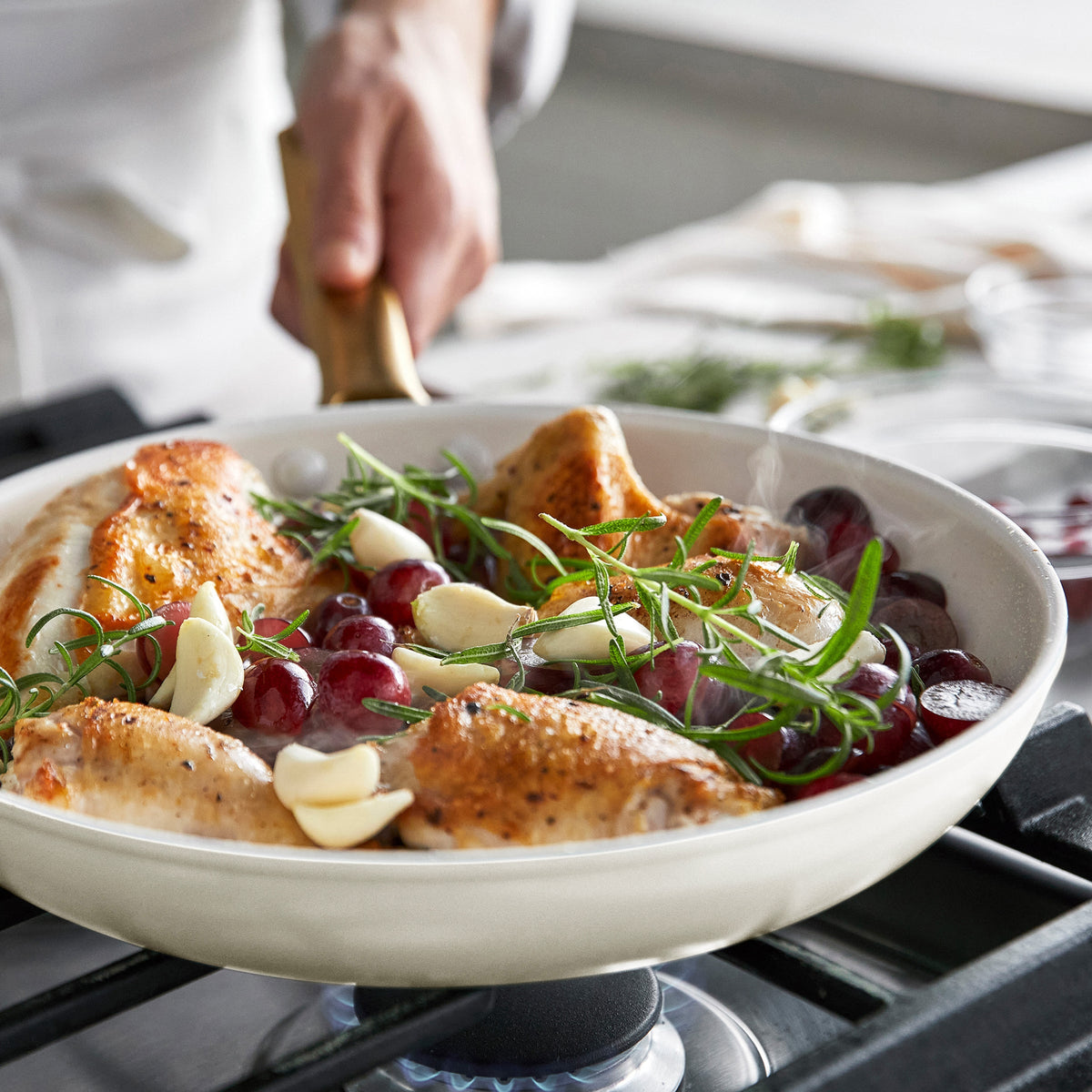 Reserve Pro 18-Piece Cookware & Bakeware Set | Cream - Image 6